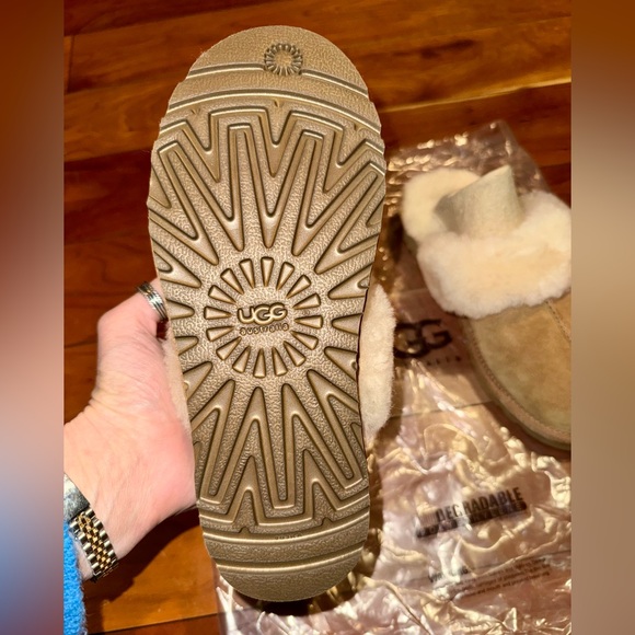 NEW - UGG Slippers in Chestnut Cream and Tan Sheepskin - Picture 6 of 8